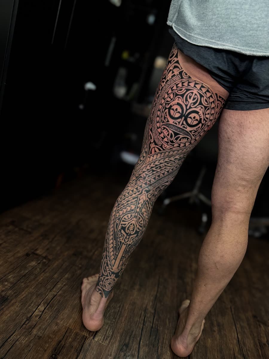 Tatuagem polinésia: fechamento de perna