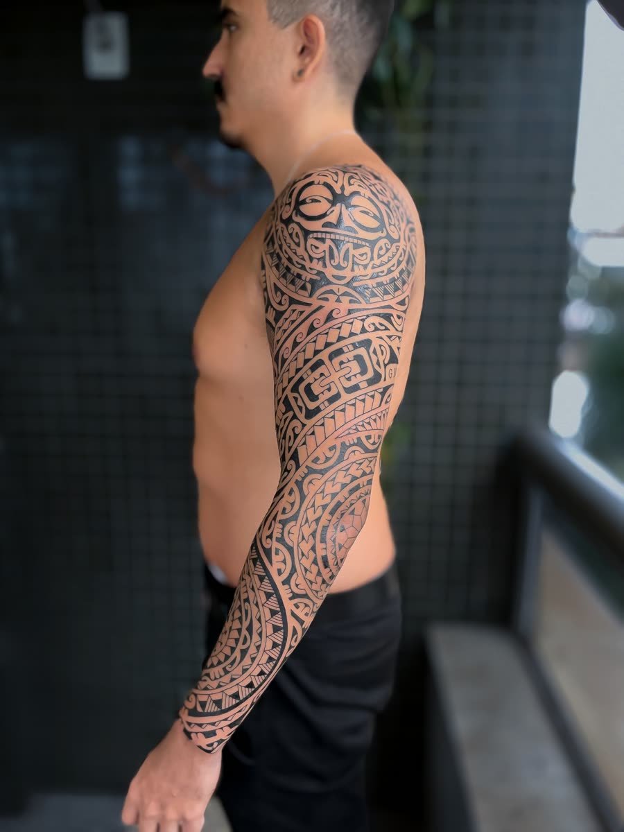Tatuagem polinésia: braço fechado